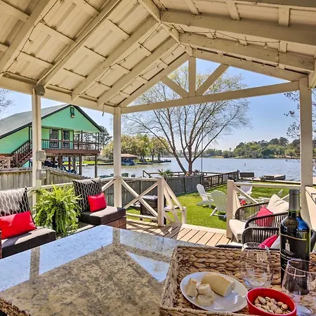 Updated Lake Conroe Cabin Rental - Walk To Water!